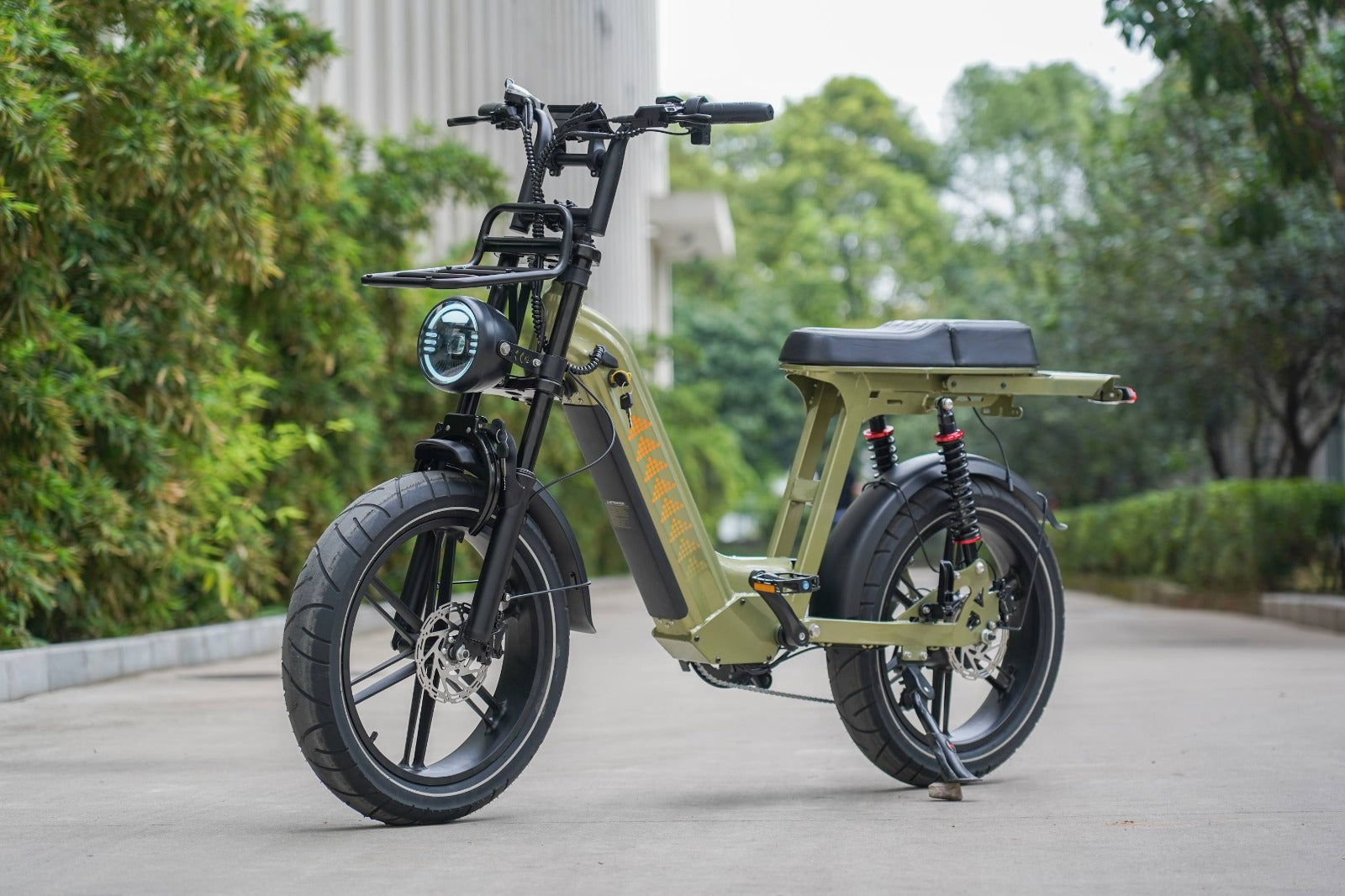 Hydraulic disc brakes on the D50 Step-Thru fat-tire electric bike.