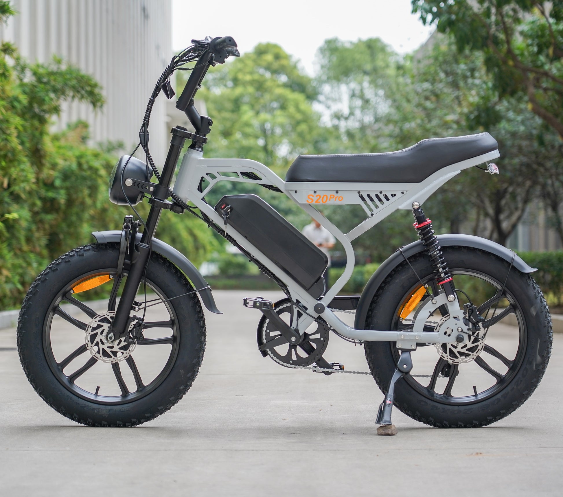 Energy-efficient motor system on a fat tyre e-bike for long-range battery performance in gray.